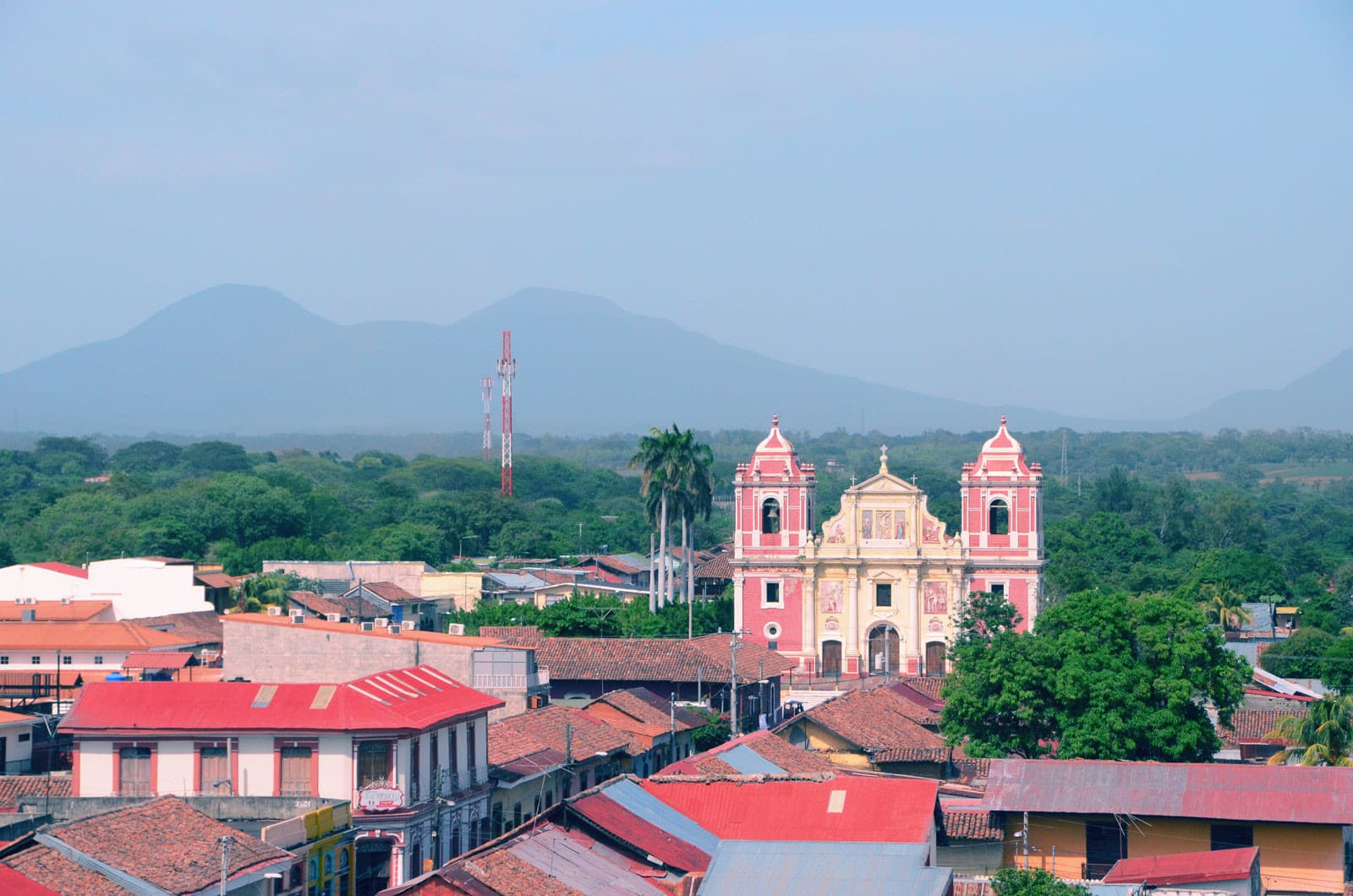 León Nicaragua avec volcans en arrière plan