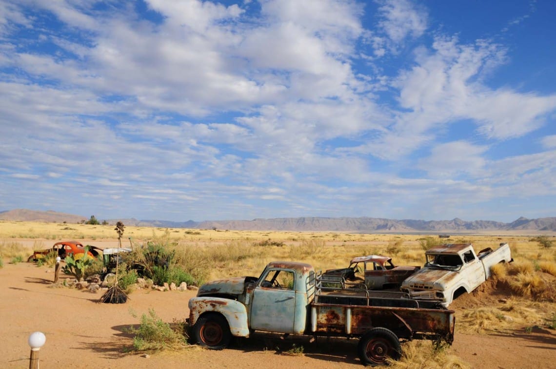 Carcasse de voiture à la station essence de Solitaire Namibie