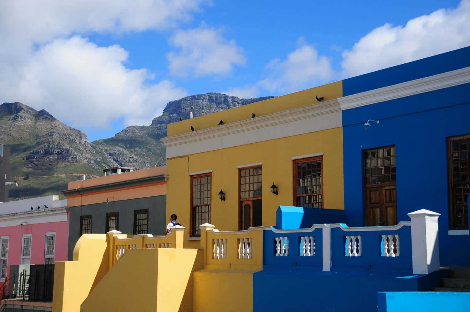 Façades colorée et Table Mountain à Bo-Kaap