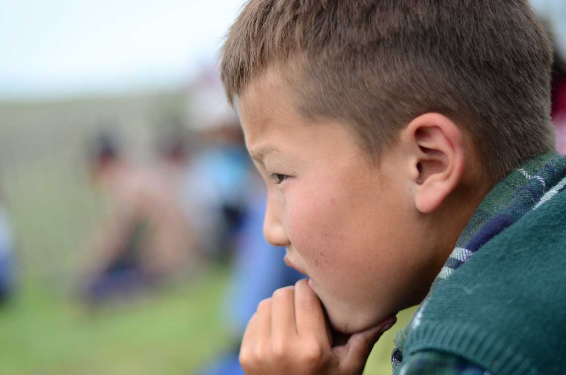 Enfant regardant le match de lutte mongole